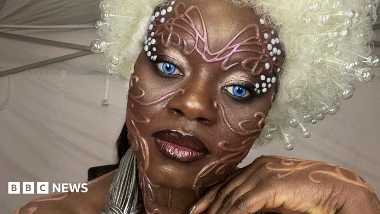 How a singer’s chance encounter led to an alien experience in Hollywood
