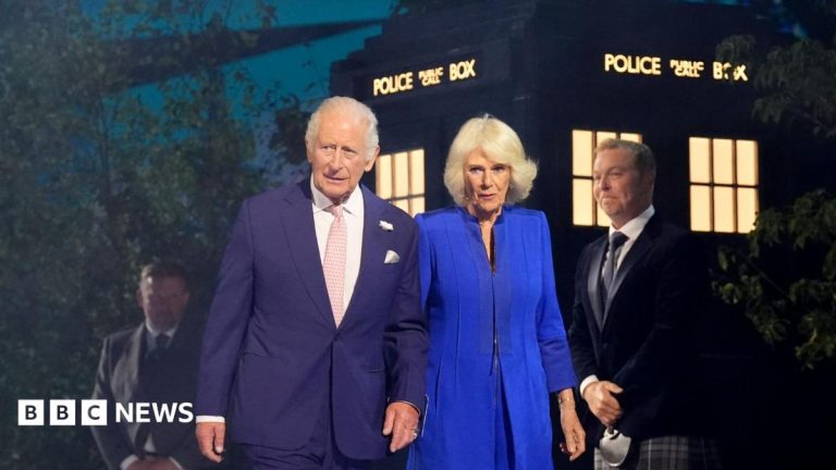 King and Queen emerge from Tardis to open Glasgow Commonwealth Games