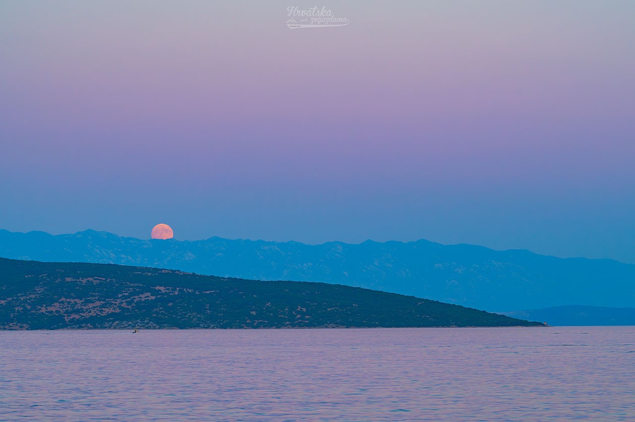 APOD: 2026 August 1 – Buck Moon and Belt of Venus