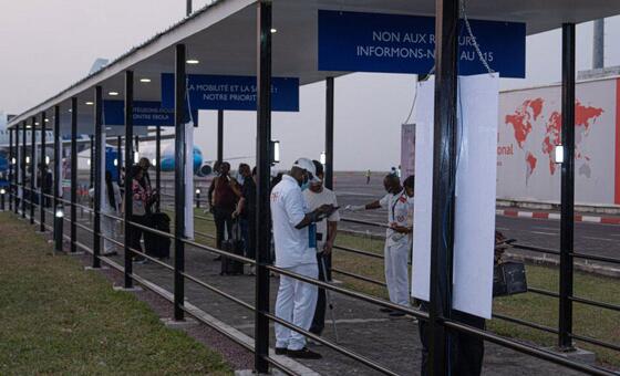 Ebola deaths top 2,000 as scientists race to develop vaccine