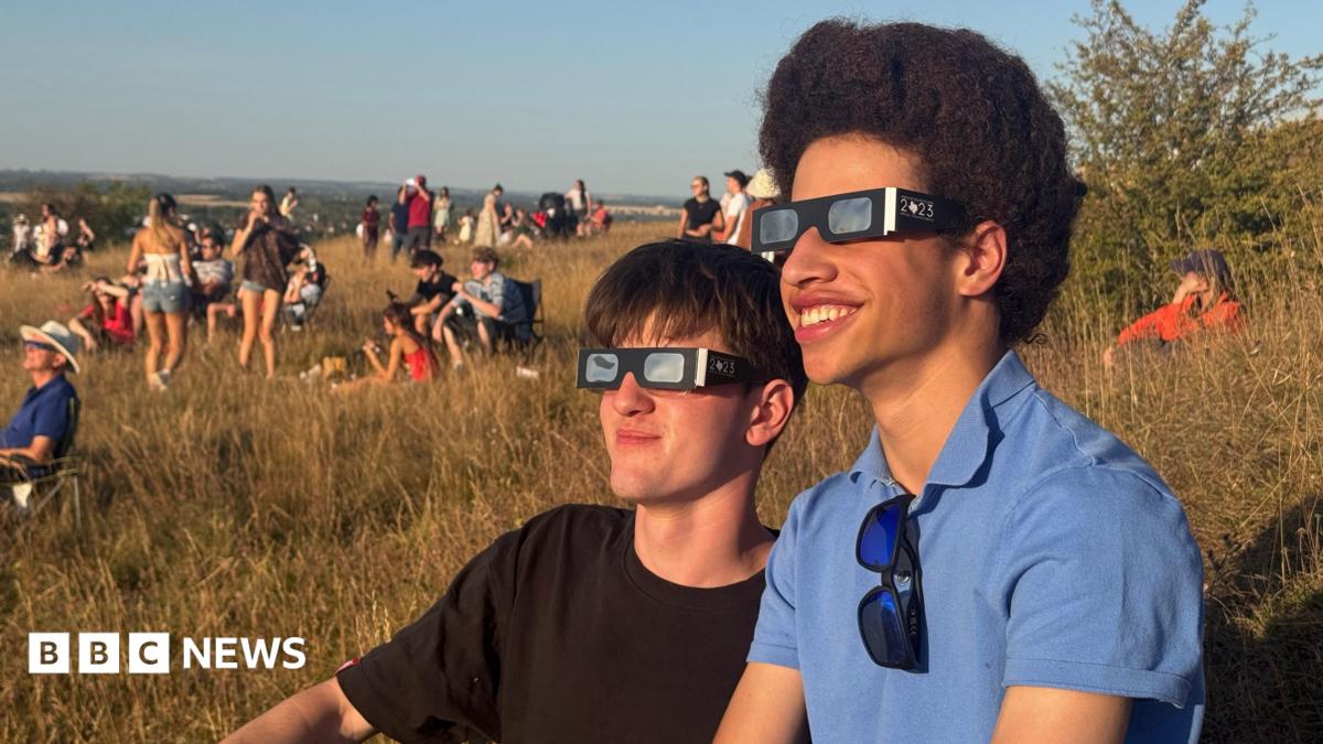 Hundreds gather to watch eclipse on hillside