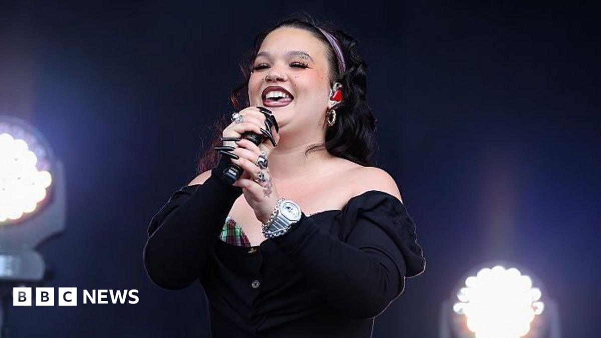 Lola Young surprises Reading Festival with final day set