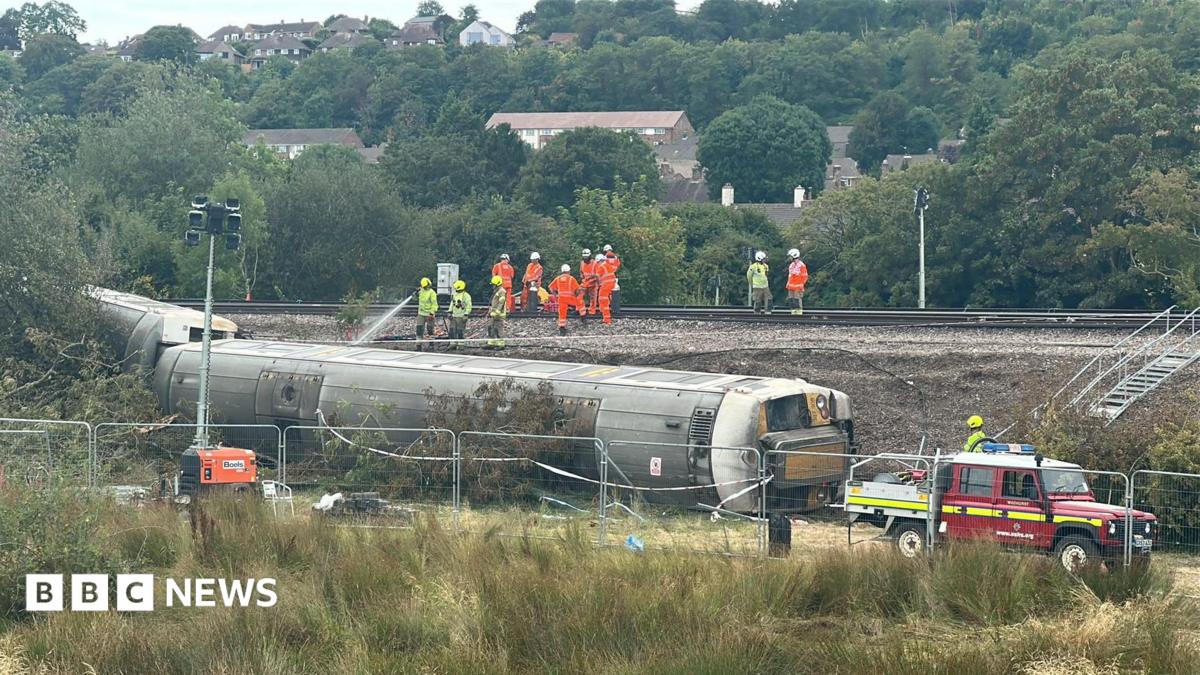 Track defect found near derailment site – report