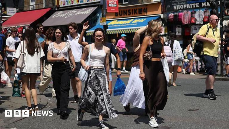 UK economy grows but experts warn of challenging months ahead