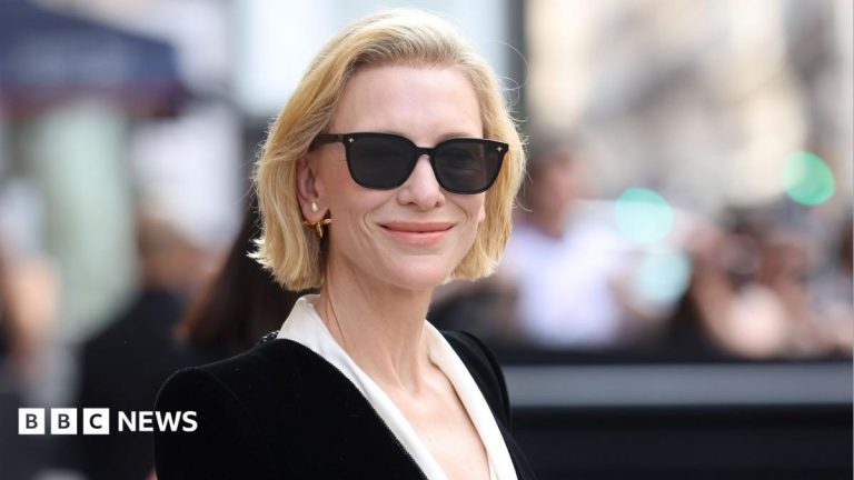 Cate Blanchett asks theatre audience to stop filming during show