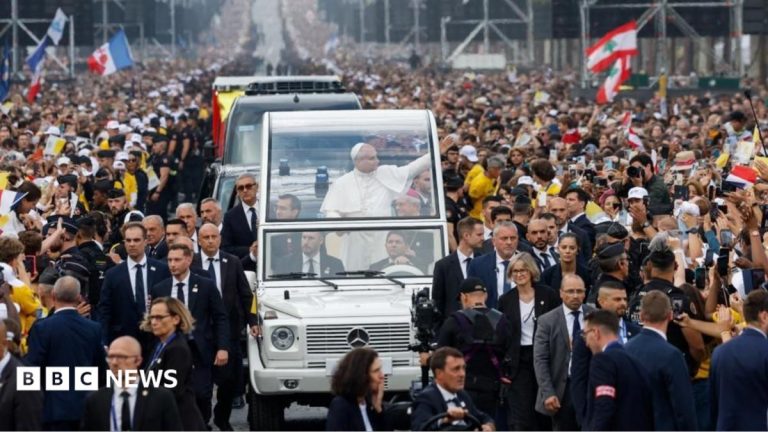 Huge crowds greet Pope in Paris for open-air Mass