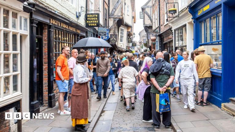 Labour mayors in England vow to cap tourist tax at 5%