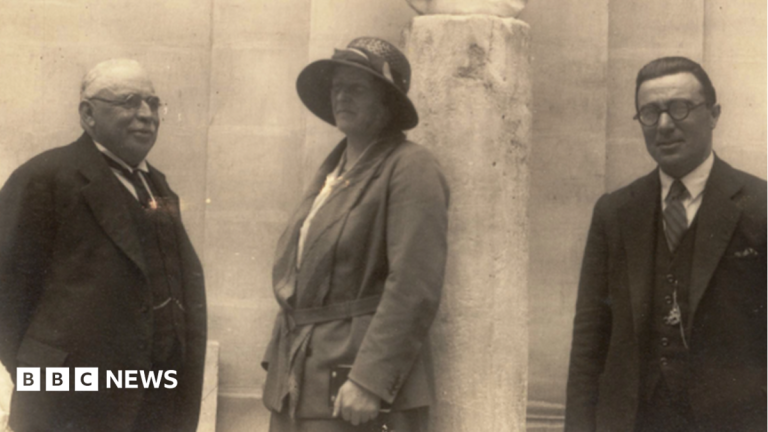Pioneering fossil hunter recognised with blue plaque