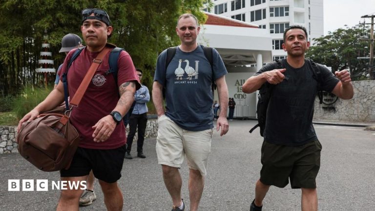 US sailors go shopping before hitting the bars in Thailand after 250-day voyage