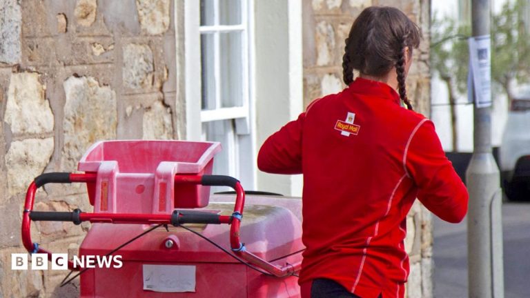 Hundreds of Royal Mail staff quitting each week under new efficiency plans