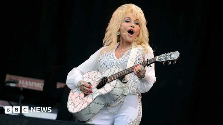 Spotify uploads lyrics for Dolly Parton’s Welsh version of Jolene in Irish